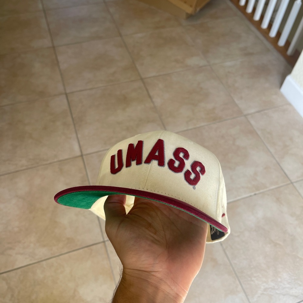 UMASS Amherst Hat Retro College - Cream and Green